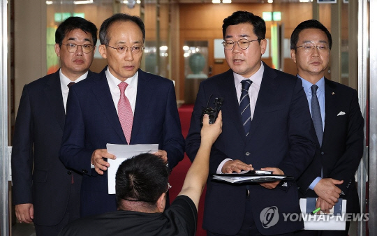 국민의힘 추경호 원내대표와 더불어민주당 박찬대 원내대표(오른쪽)가 9일 국회에서 우원식 국회의장과 여야의정 협의체 구성 등을 논의한 뒤 브리핑하고 있다. 연합뉴스